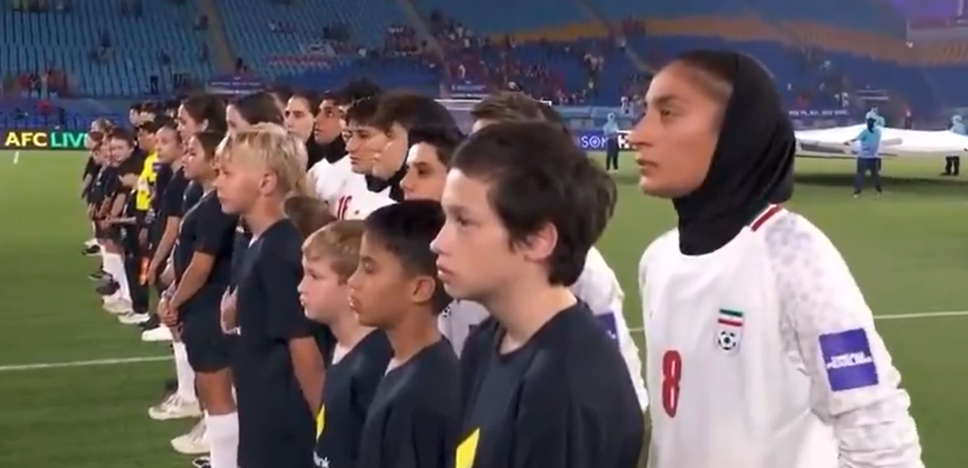 הנבחרת  האיראנית דוממת בזמן ההמנון 