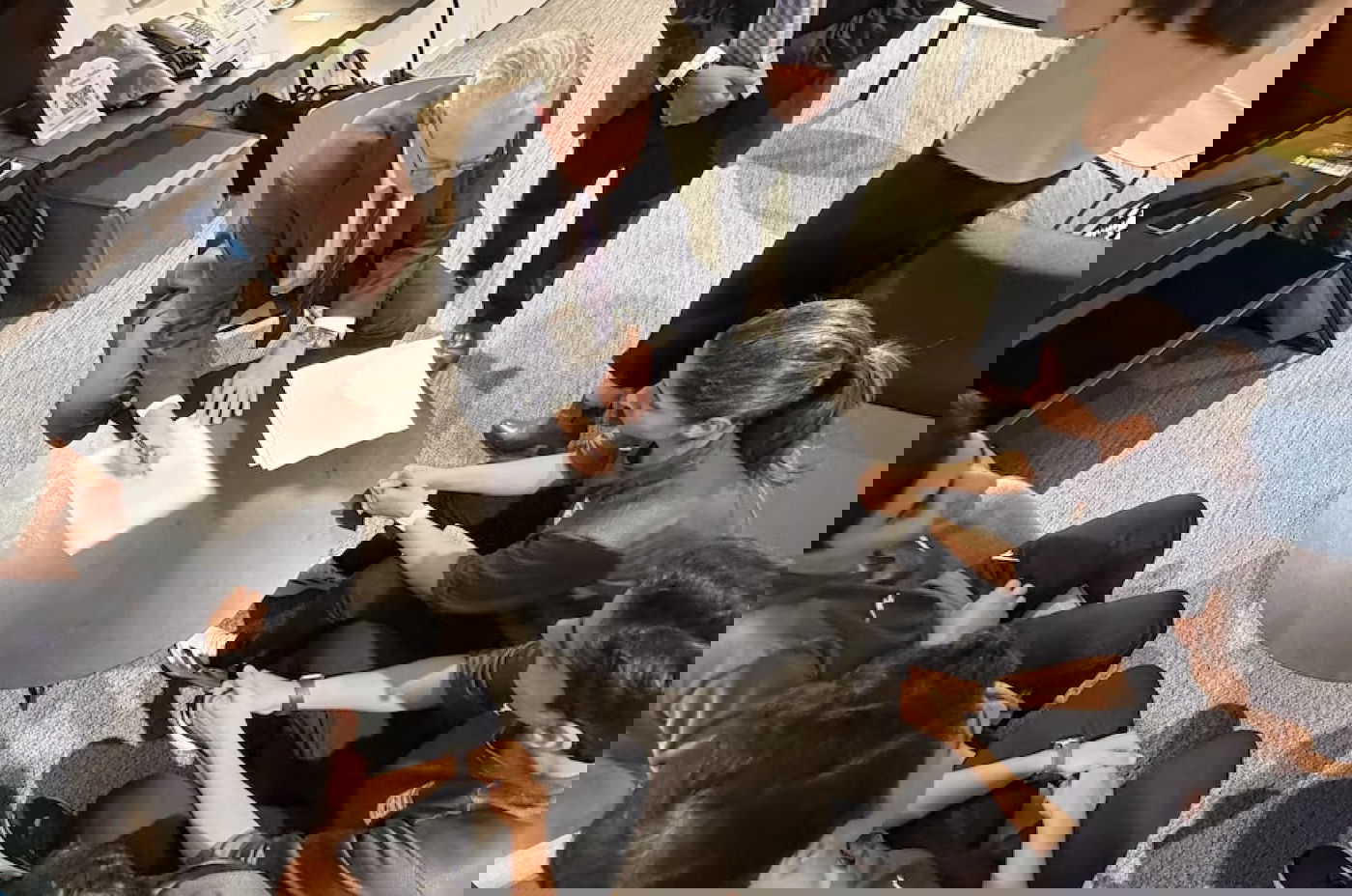 השר לביטחון פנים, טוני ברק,  מעניק לשחקניות מקלט