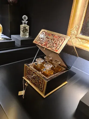 בשמים המוצגים בחנות