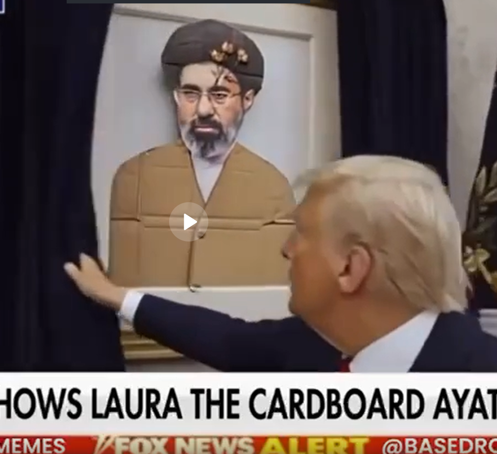 טראמפ חשף אתמול תמונה של חמינאי הבן על חתיכת קרטון