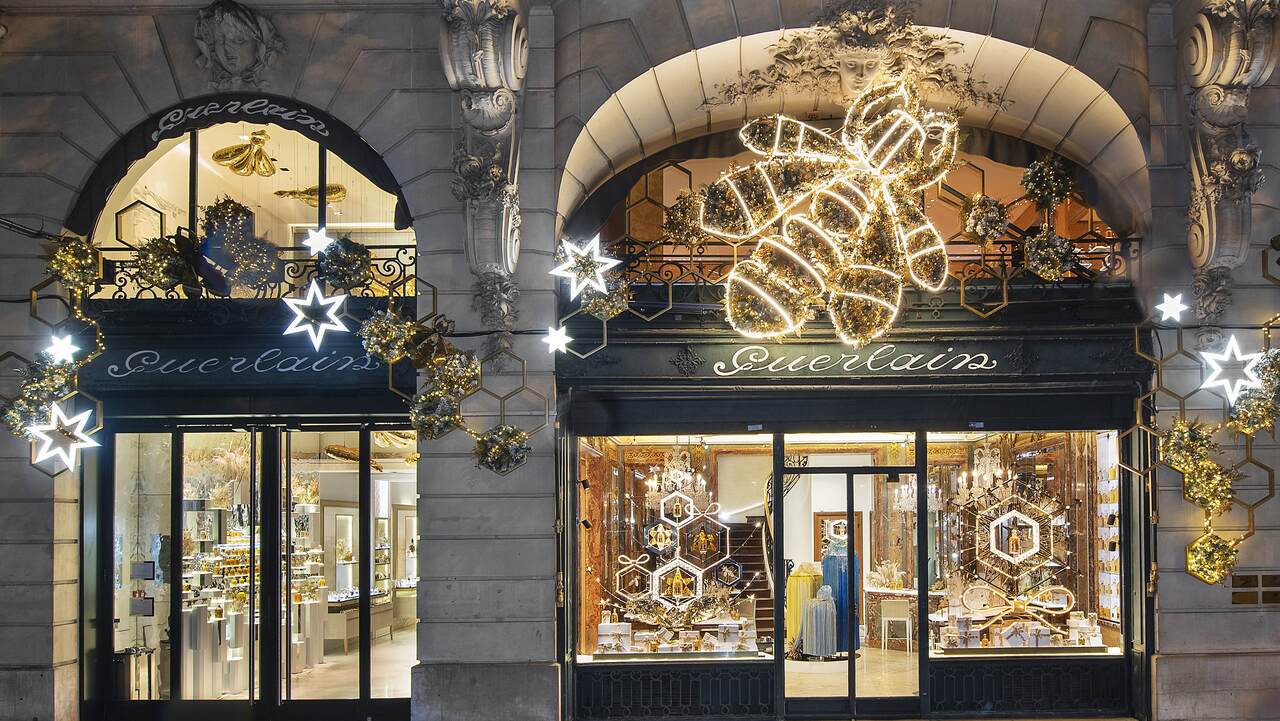 חנות של גרלן. מעל לדלת הכניסה ניתן לראות את סמל החברה המפורסם - דבורה