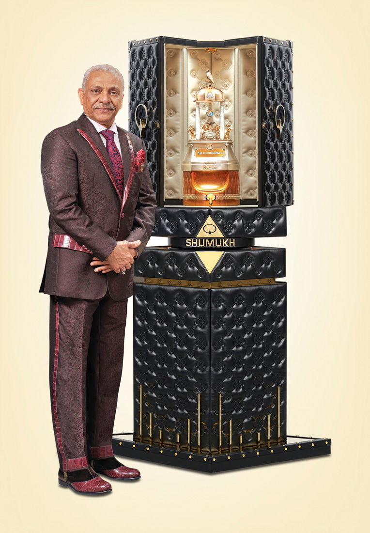 המאסטר פרפיומר אשגר אדם עלי לצד הבושם היקר שייצר