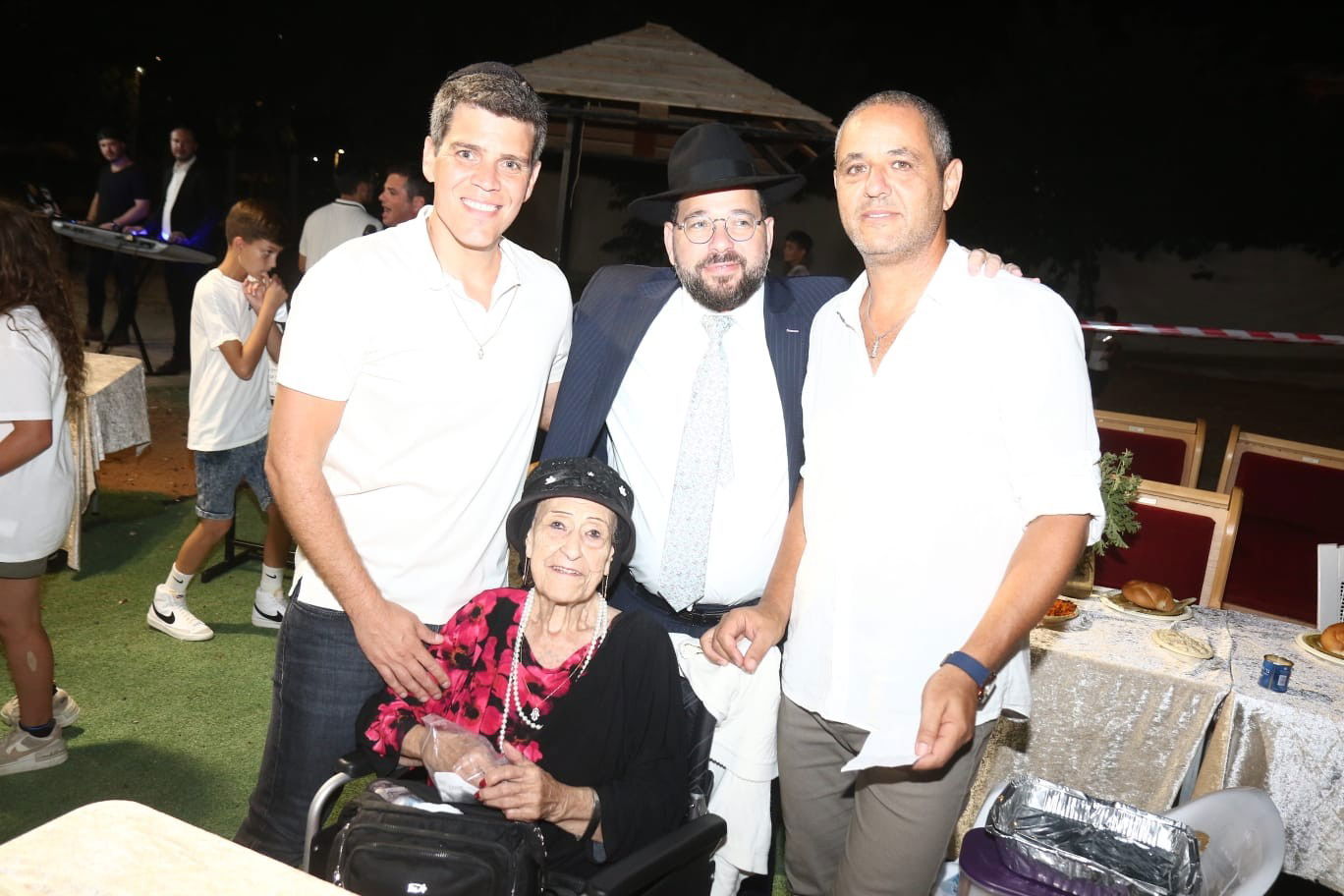 עם סבתא מארי ואמיר לנג באירוע הנחת אבן הפינה ל"היכל שאול"