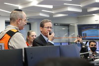 נשיא המדינה מתרשם מפעילות יחידת "חוסן" והכלבים הטיפוליים, המעניקים סיוע נפשי מציל חיים לנפגעי חרדה בעיצומו של המבצע.