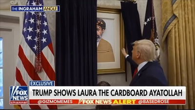 טראמפ הסיט את הוילון השחור - וחשף תמונה של חמינאי הבן על חתיכת קרטון