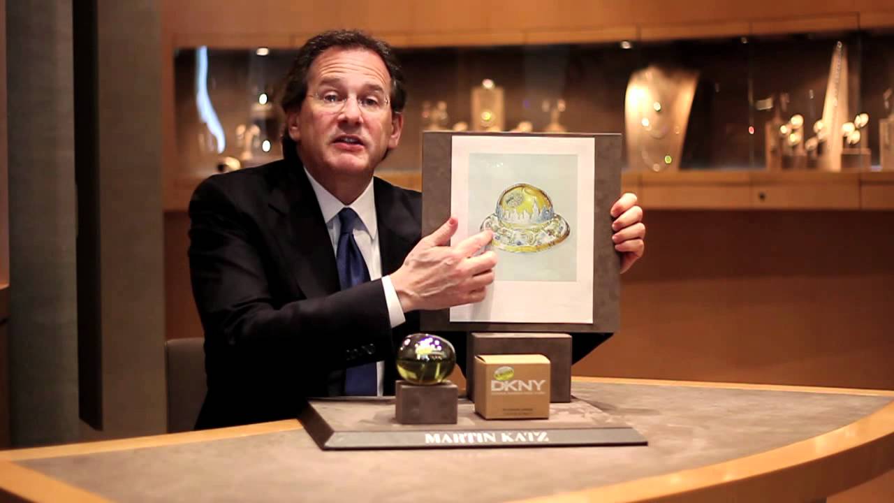 מרטין כץ מציג את הבושם בעיצובו