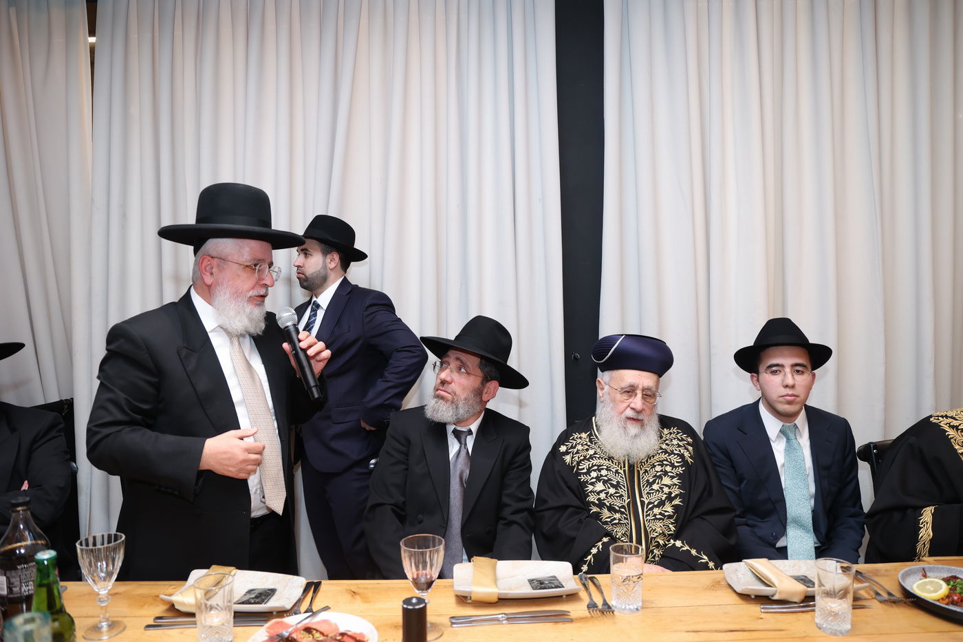 שמחת אירוסי נכדתם המשותפת של הרשל''צים הגר"י יוסף והגרש"מ עמאר