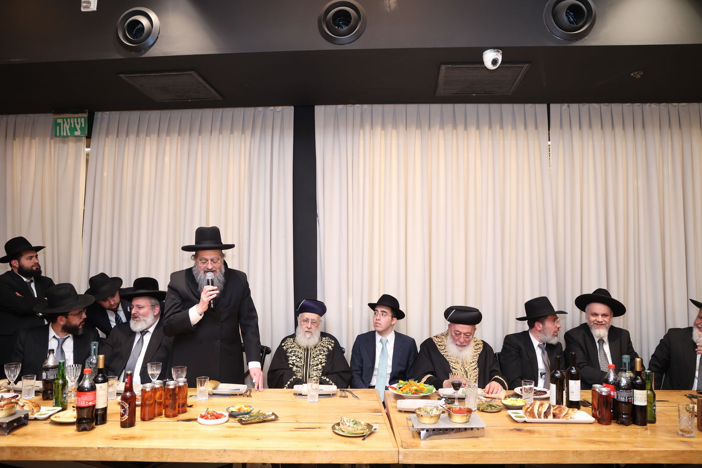 שמחת אירוסי נכדתם המשותפת של הרשל''צים הגר"י יוסף והגרש"מ עמאר