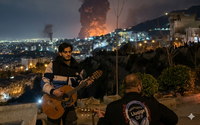 מחזה סוריאליסטי: איראנים מנגנים ושרים על רקע טהרן הבוערת | צפו