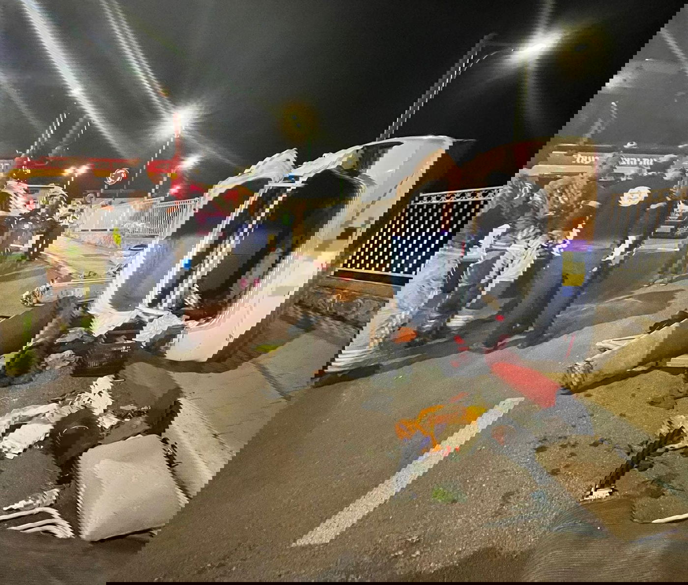 זירה מחרידה: הנהג איבד שליטה ונהרג במקום, הרכב התהפך על הצד