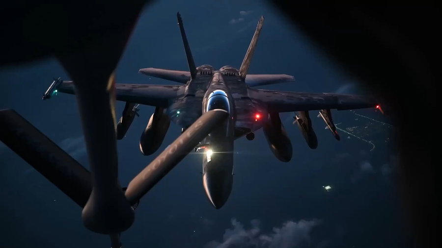 מטוס KC-135 מתדלק חבילת תקיפה של מטוסי F/A-18 סופר הורנט של חיל הים האמריקאי 