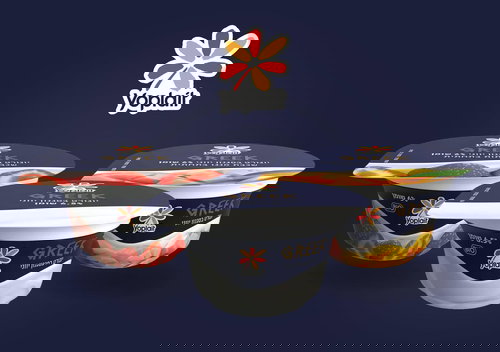 יוגורט בסגנון יווני עשיר עם שכבת פרי בתחתית