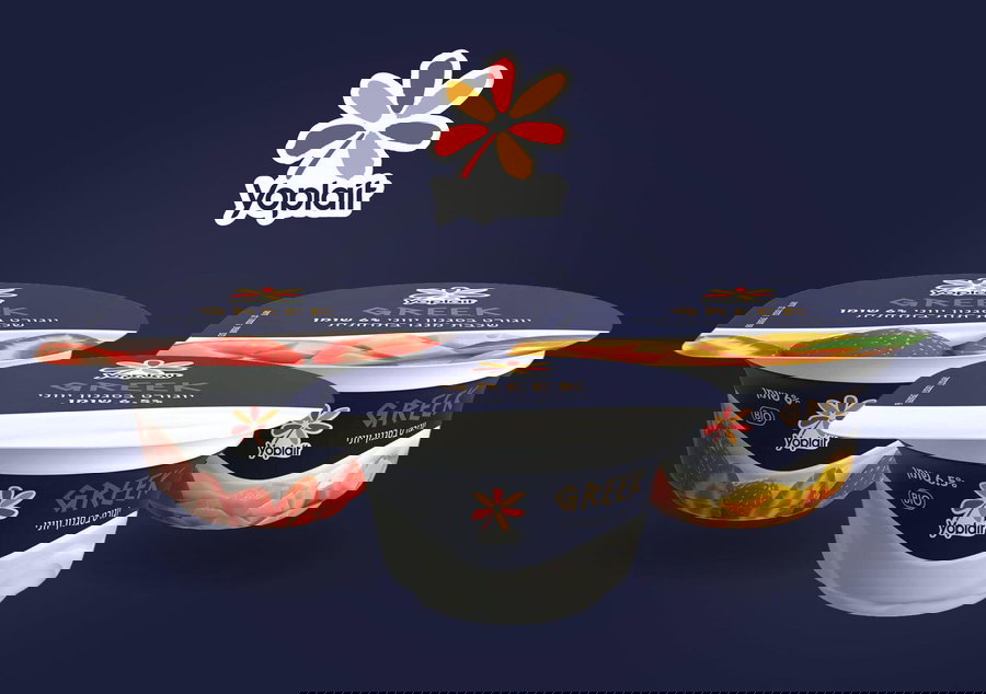 יוגורט בסגנון יווני עשיר עם שכבת פרי בתחתית