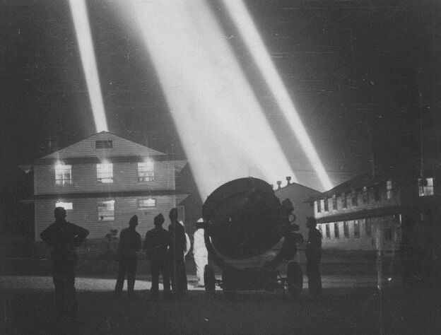 אנשי צבא ארה"ב מתאמנים עם זרקורי נ"מ בשנת 1941 במחנה קאלאן, סן דייגו. צילום מ.