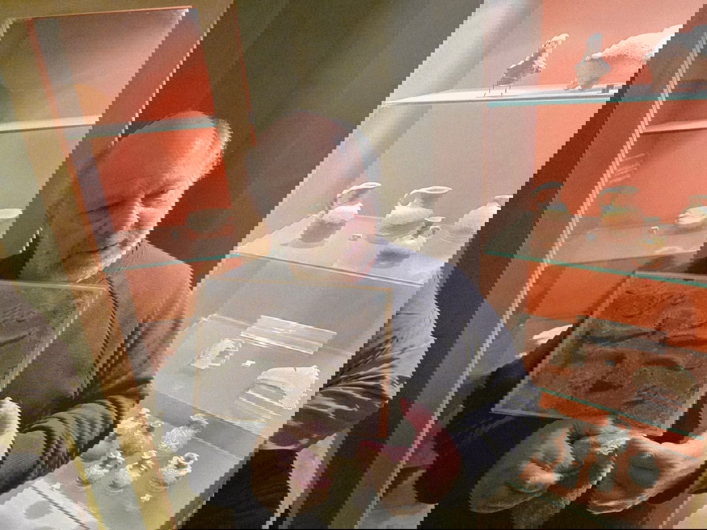 מר דוד גולדמן מנכ"ל מוזאון ארץ יהודה עם חותם מלך חברון