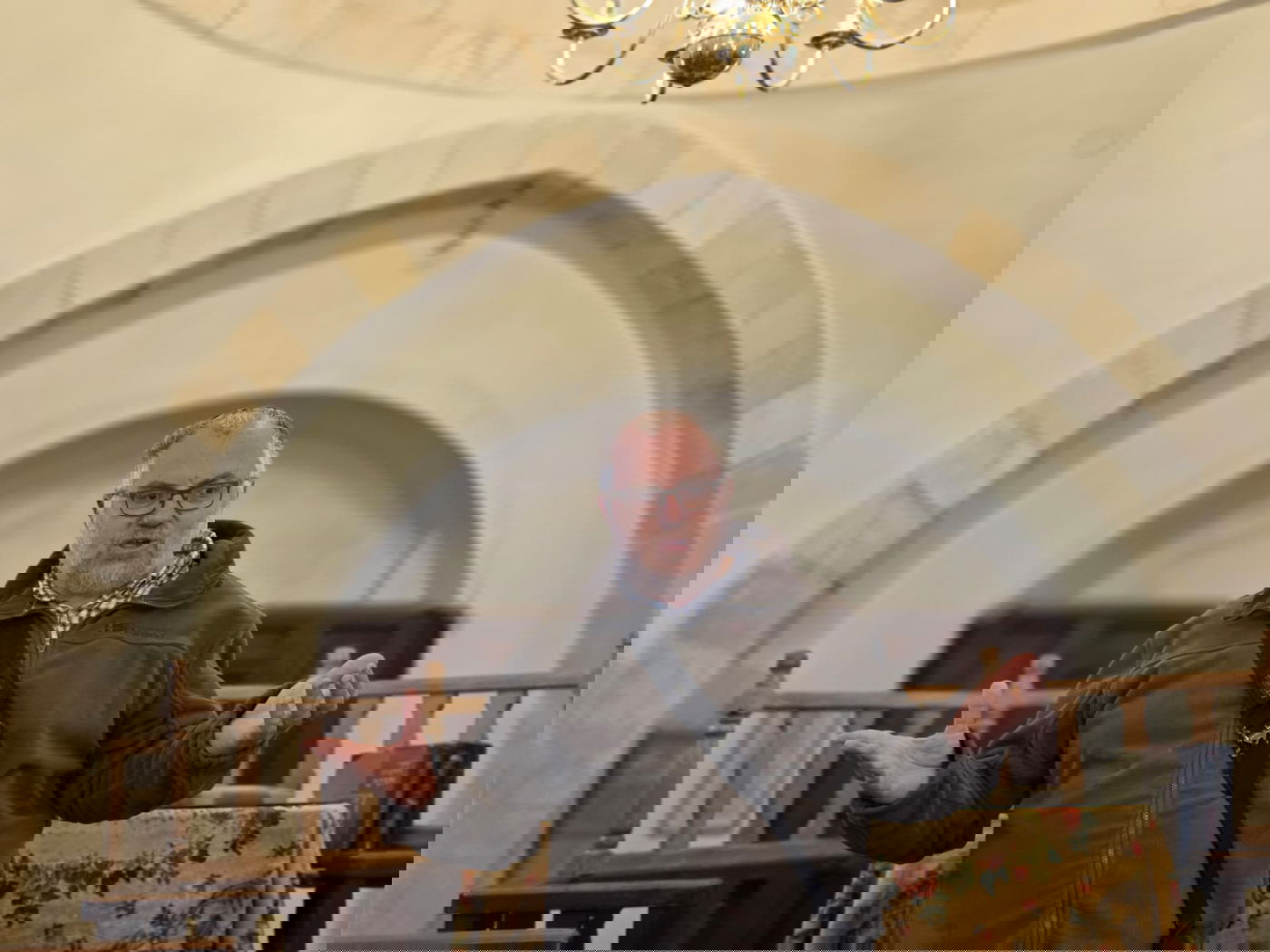 מורה הדרך מאיר דנה פיקאר בביה"כ אברהם אבינו בחברון