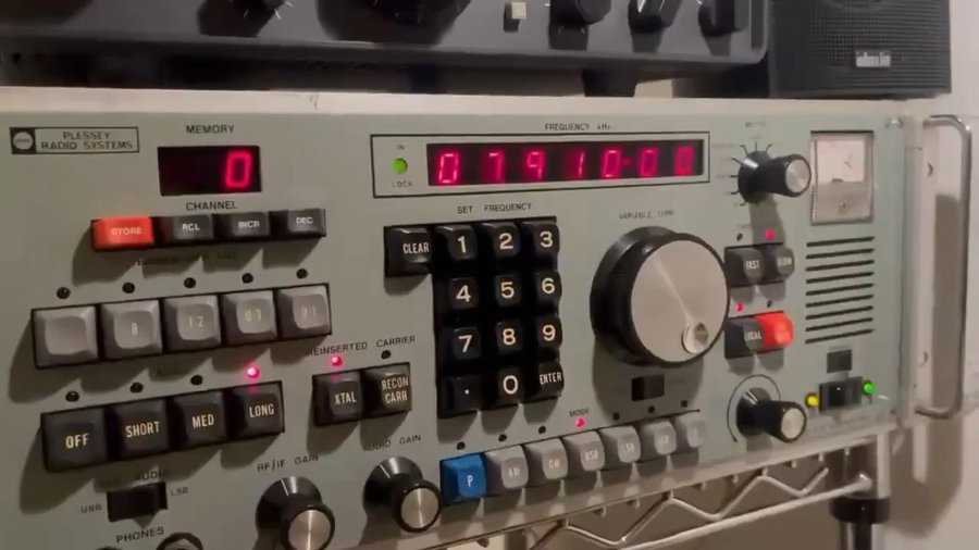 הקולות הבוקעים מתחת הרדיו