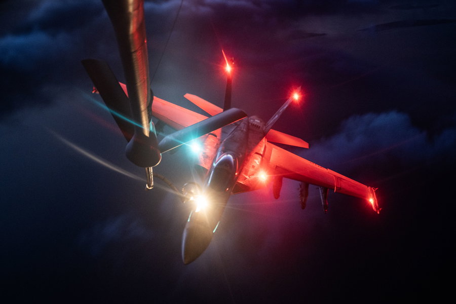 מטוס KC-135 מתדלק חבילת תקיפה של מטוסי F/A-18 סופר הורנט של חיל הים האמריקאי