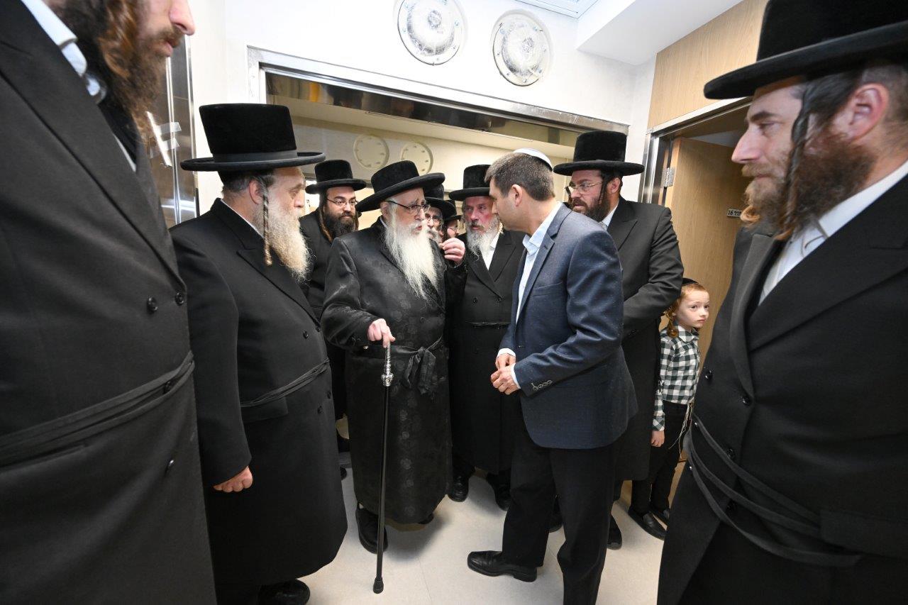 האדמו"ר מצאנז בחנוכת מחלקת יולדות ממוגנת במרכז הרפואי צאנז