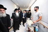 האדמו"ר מצאנז בחנוכת מחלקת יולדות ממוגנת במרכז הרפואי צאנז