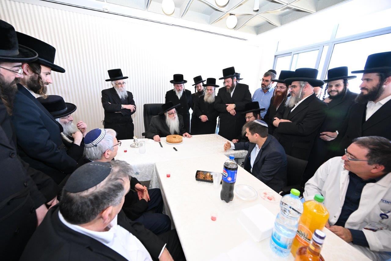 האדמו"ר מצאנז בחנוכת מחלקת יולדות ממוגנת במרכז הרפואי צאנז