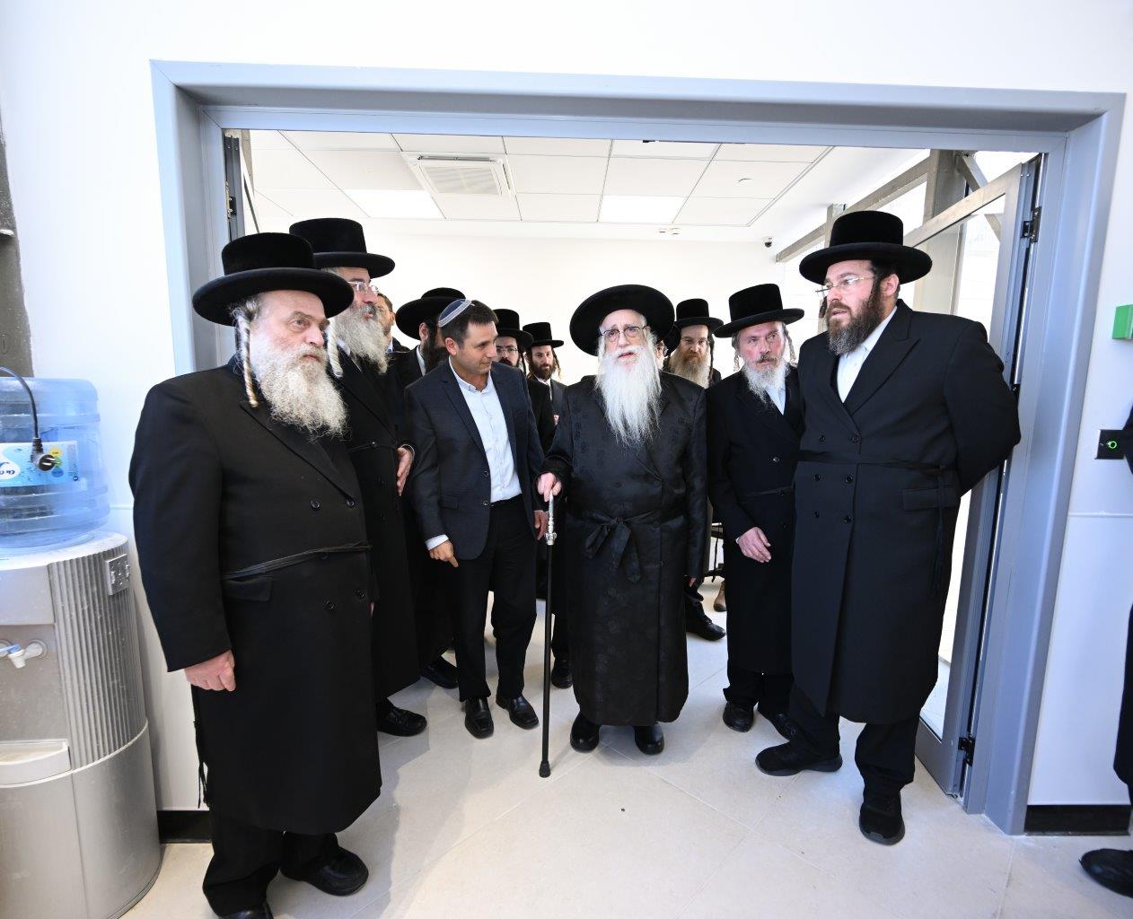 האדמו"ר מצאנז בחנוכת מחלקת יולדות ממוגנת במרכז הרפואי צאנז