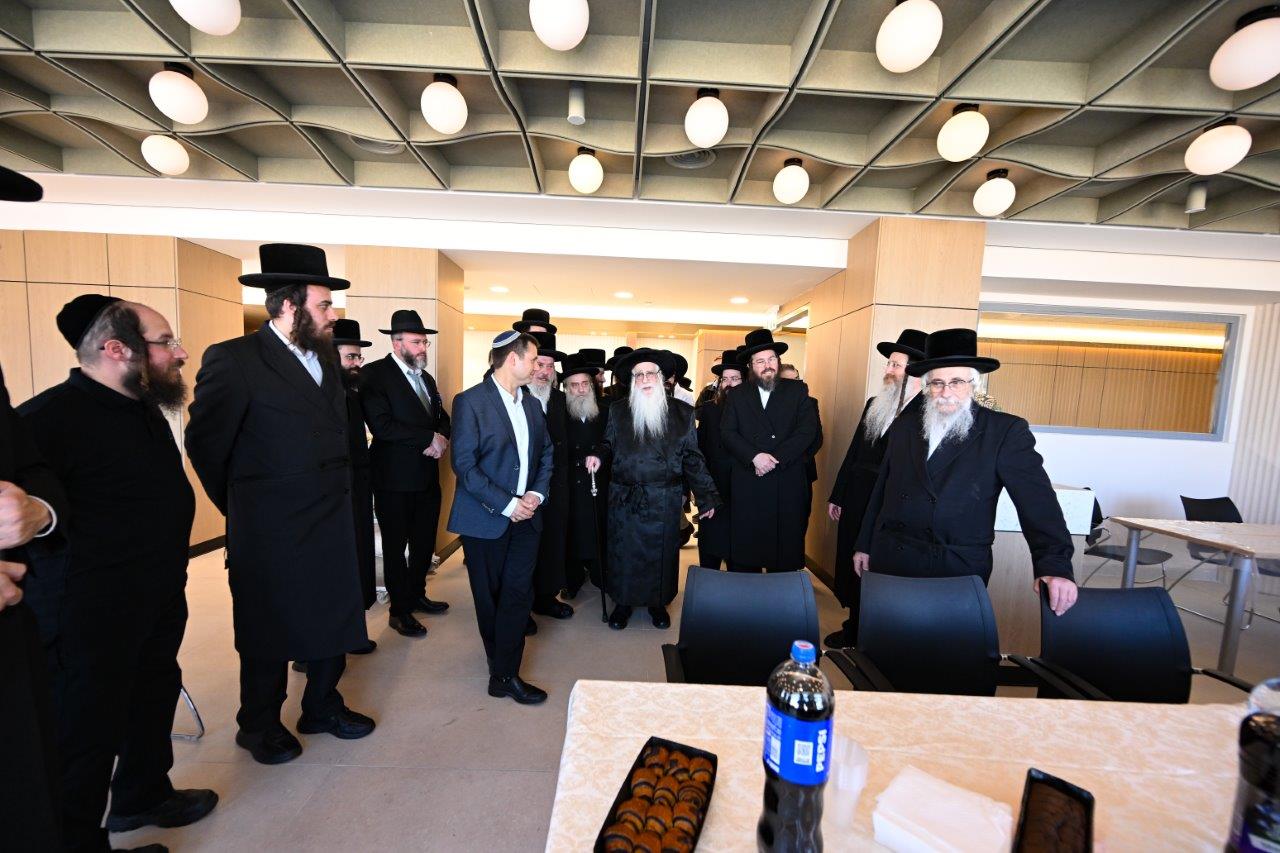 האדמו"ר מצאנז בחנוכת מחלקת יולדות ממוגנת במרכז הרפואי צאנז