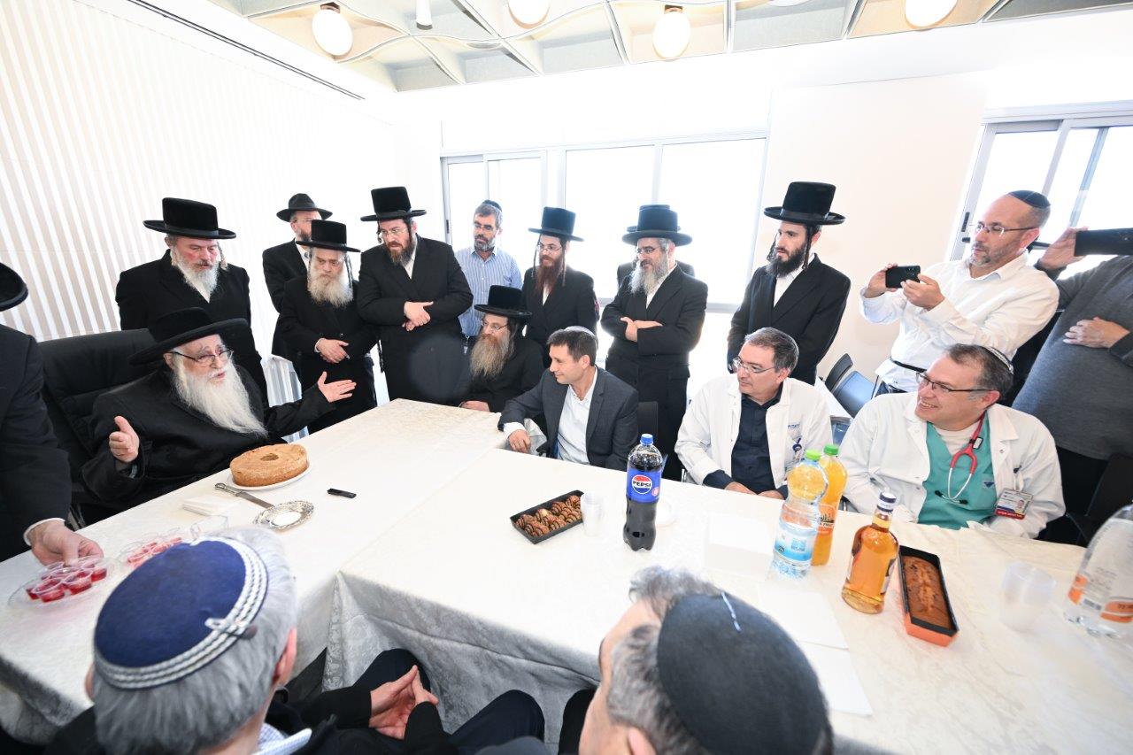 האדמו"ר מצאנז בחנוכת מחלקת יולדות ממוגנת במרכז הרפואי צאנז