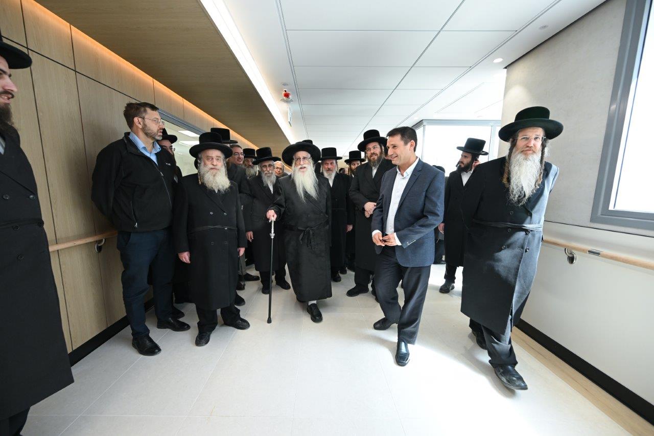 האדמו"ר מצאנז בחנוכת מחלקת יולדות ממוגנת במרכז הרפואי צאנז