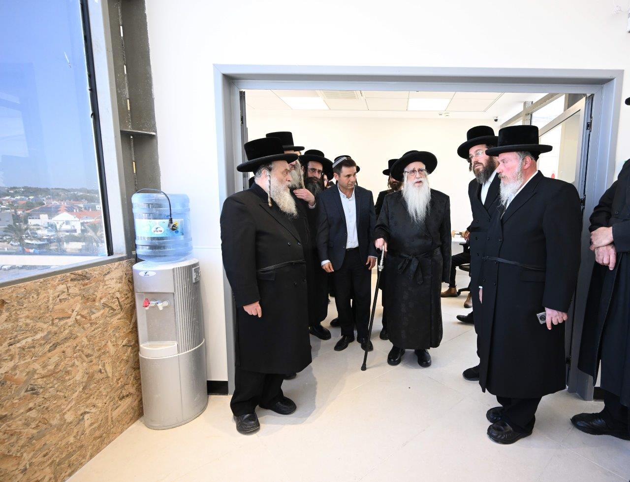 האדמו"ר מצאנז בחנוכת מחלקת יולדות ממוגנת במרכז הרפואי צאנז