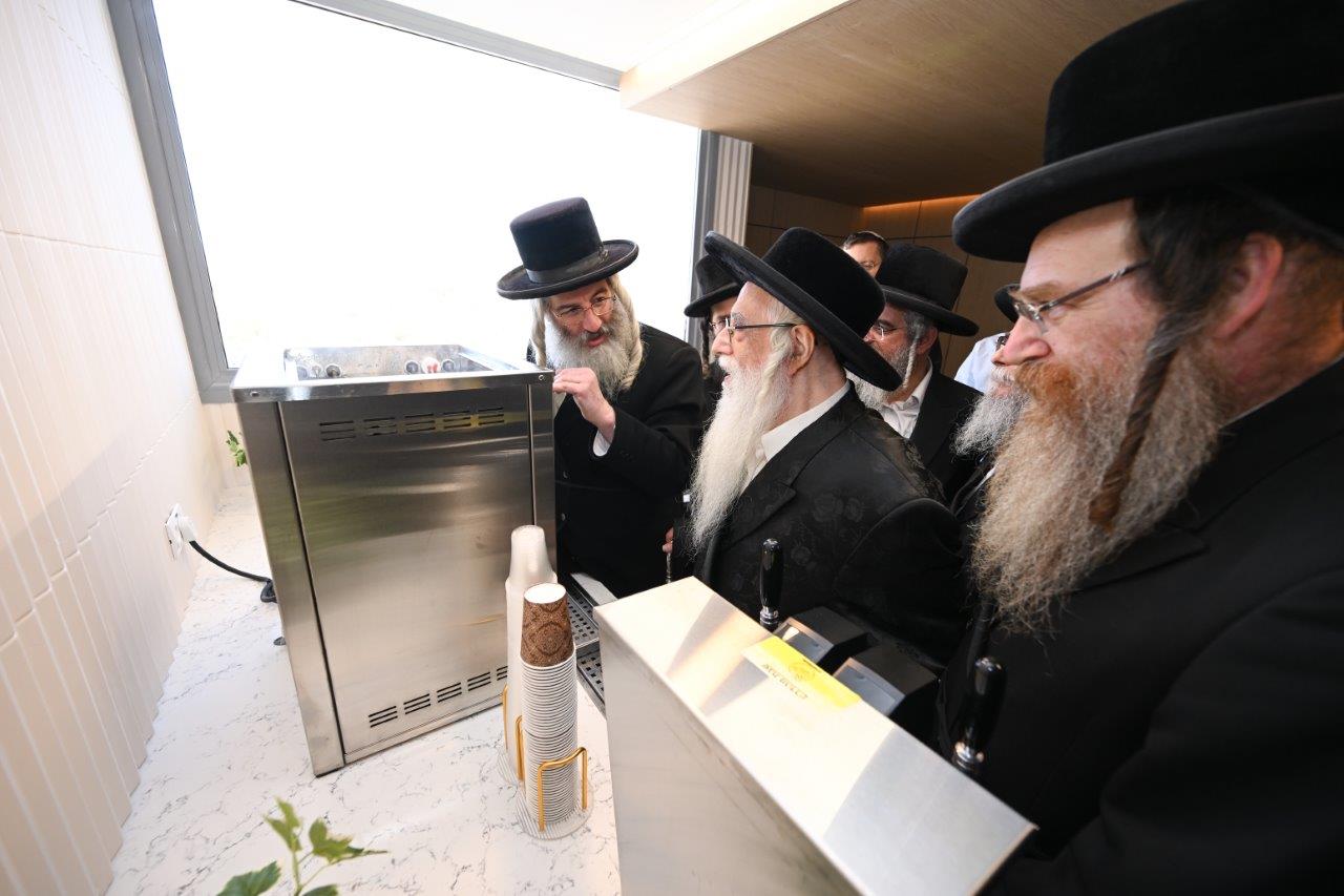 האדמו"ר מצאנז בחנוכת מחלקת יולדות ממוגנת במרכז הרפואי צאנז