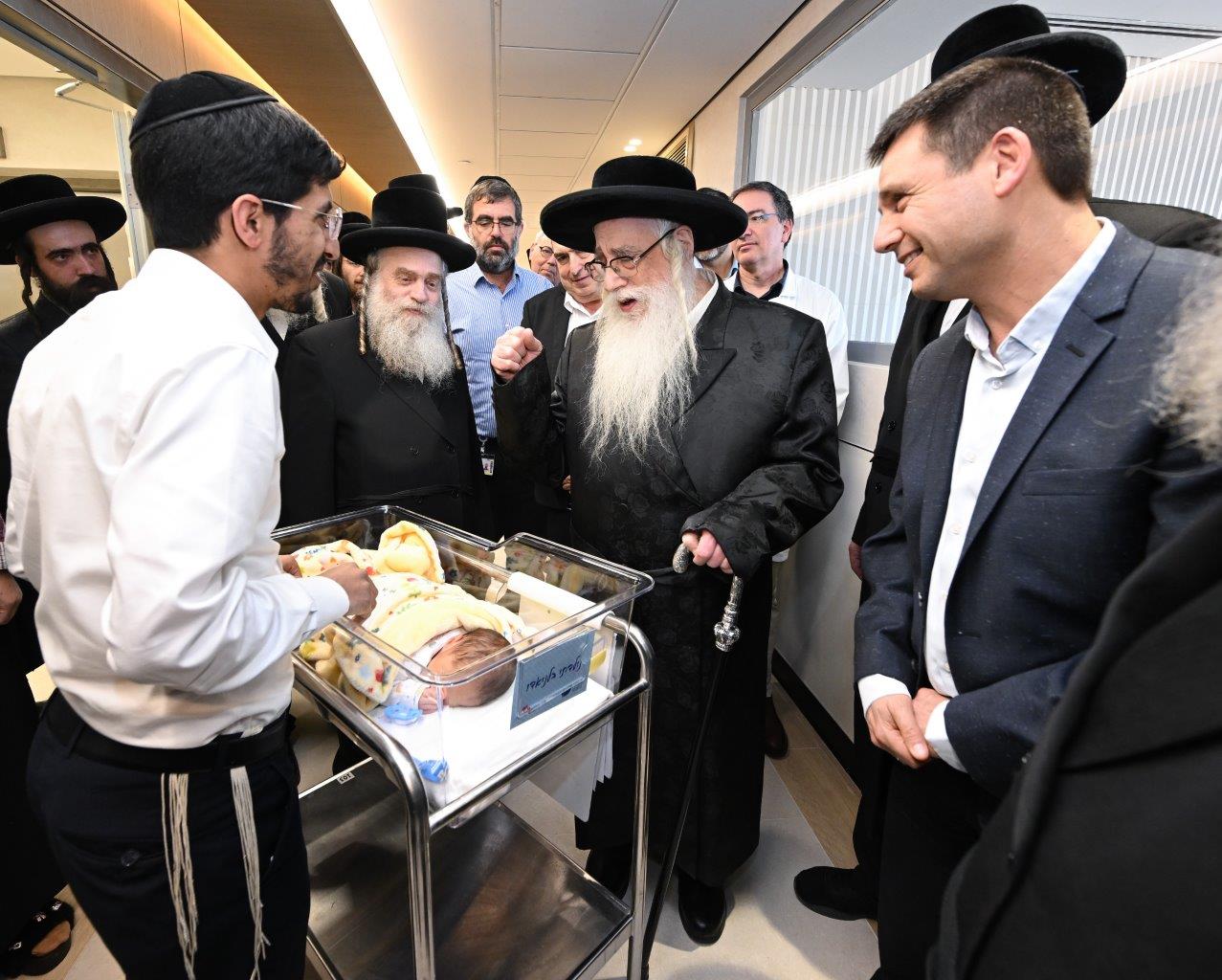 האדמו"ר מצאנז בחנוכת מחלקת יולדות ממוגנת במרכז הרפואי צאנז