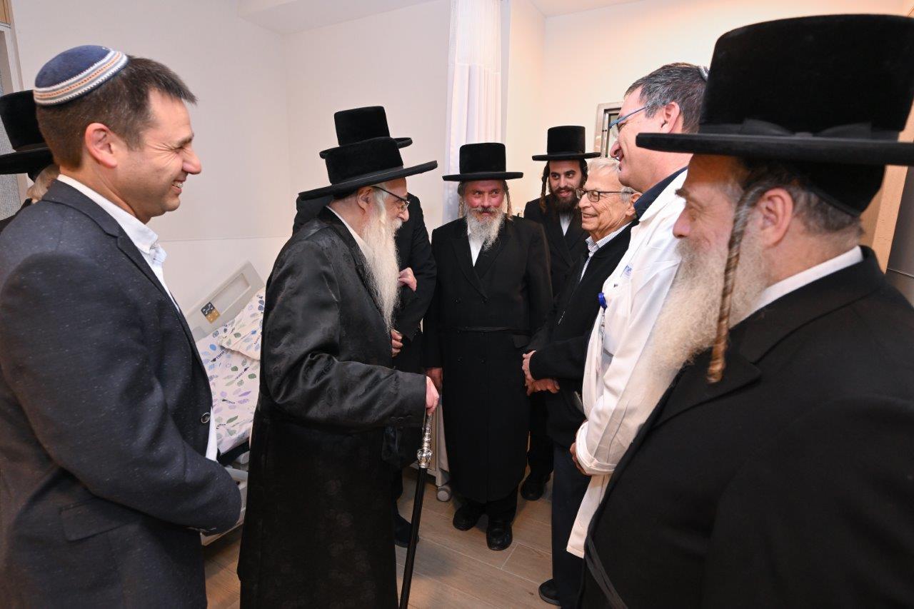 האדמו"ר מצאנז בחנוכת מחלקת יולדות ממוגנת במרכז הרפואי צאנז