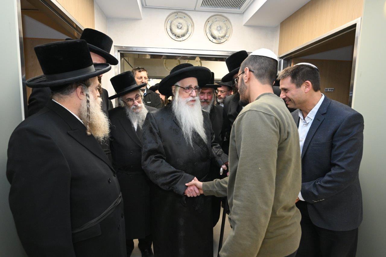 האדמו"ר מצאנז בחנוכת מחלקת יולדות ממוגנת במרכז הרפואי צאנז