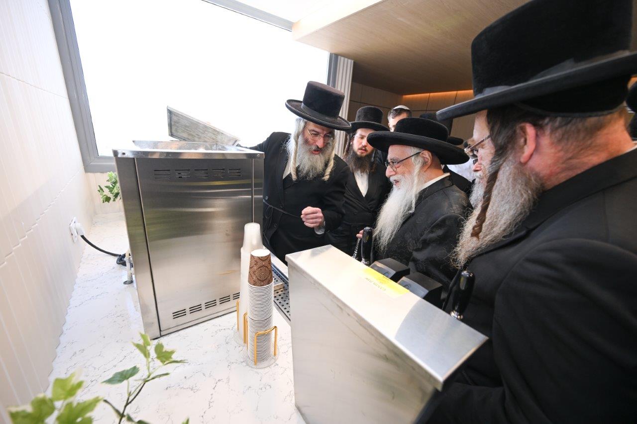 האדמו"ר מצאנז בחנוכת מחלקת יולדות ממוגנת במרכז הרפואי צאנז