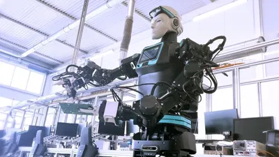 רובוט תוצרת Oversonic Robotics עובד במפעל