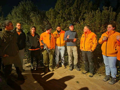 מחבלים פלסטינים רגמו מטיילים באבנים; הצעירים נמלטו ואיבדו את דרכם