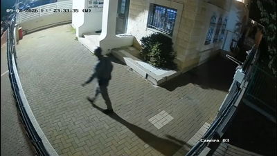 הפורץ המבוקש התחבא מאחורי ערימת כסאות בבית הכנסת השכונתי | צפו