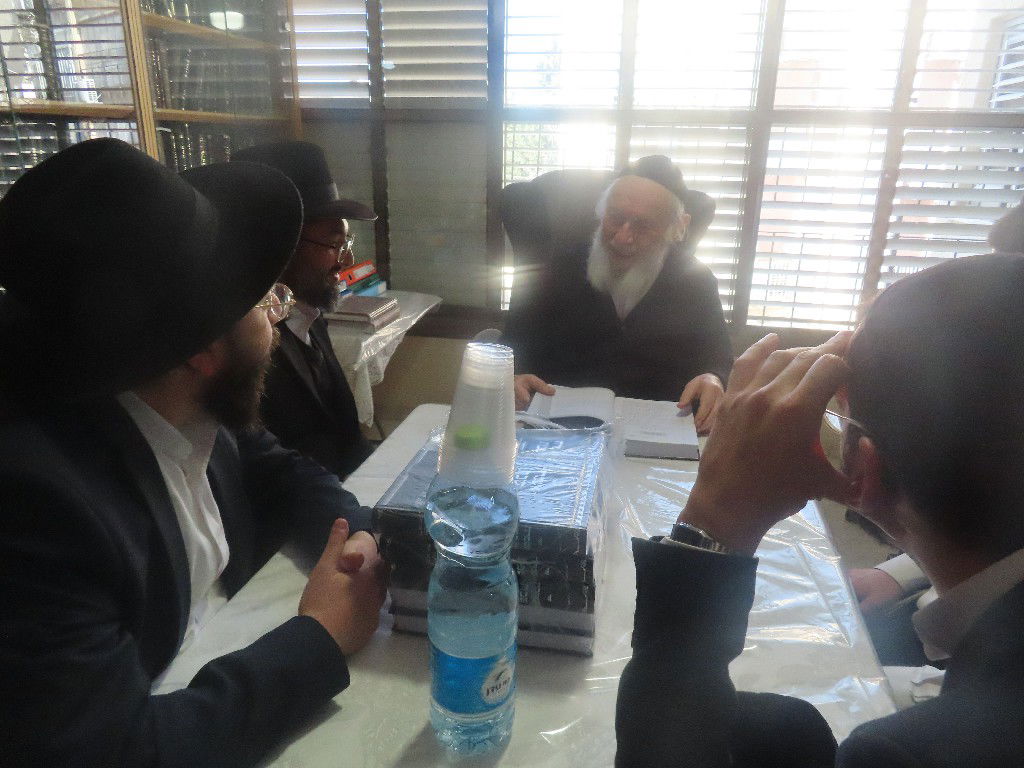 הגר"י זילברשטיין מקבל את ספרו החדש 'אשמרה שבת'