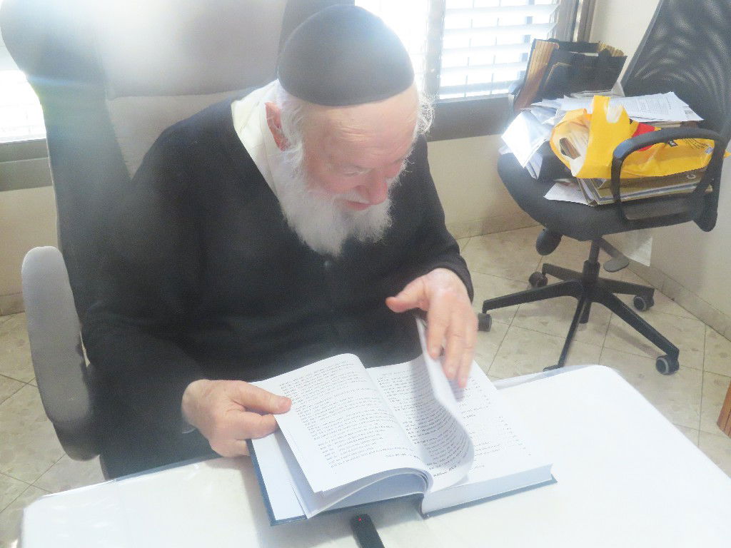 הגר"י זילברשטיין מקבל את ספרו החדש 'אשמרה שבת'