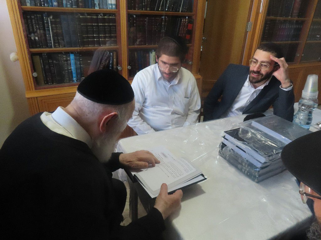 הגר"י זילברשטיין מקבל את ספרו החדש 'אשמרה שבת'