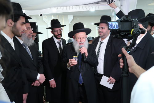 שלשלת היוחסין | גדולי התורה בשמחת נישואי נכד נשיא המועצת זצ"ל