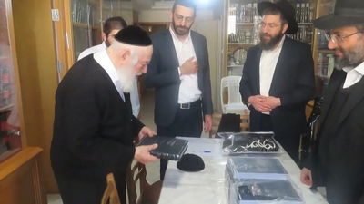 צפו בתיעוד: רבה של רמת אלחנן פצח בהתרגשות בברכת 'שהחיינו' על ספרו החדש