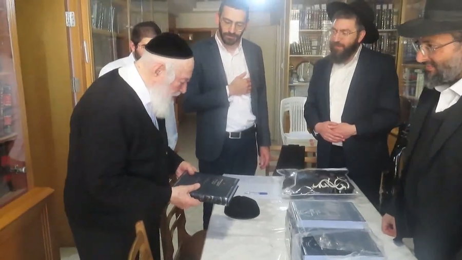 הגר"י זילברשטיין מברך ברכת שהחיינו על ספרו החדש