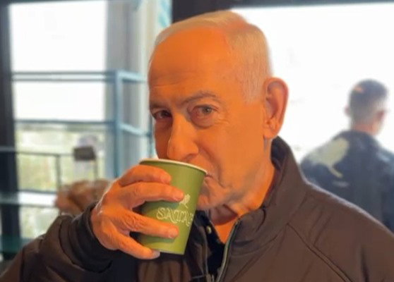הטירוף סביב הסרטון של נתניהו נמשך: כוס הקפה שלא נשפך והיד לכיס