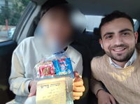 וזכרם לא יסוף מזרעם. חונך יד לאחים ואחד מילדי הניצולים עם משלוח המנות שהביא לביתו