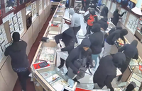 1.7 מיליון דולר וארבעים השודדים: שוד תכשיטים מטורף תועד בקליפורניה