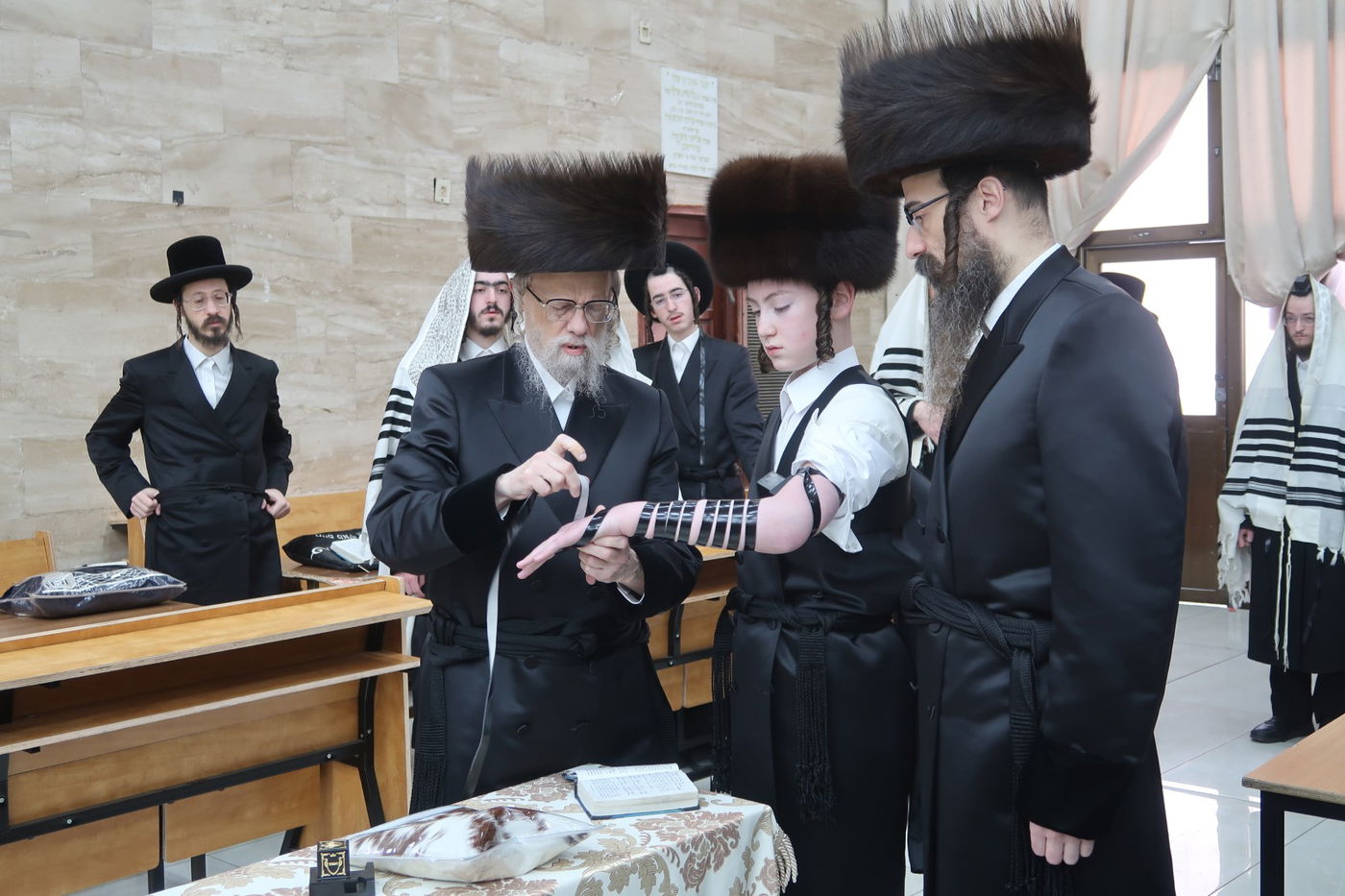 האדמו"ר מסערט ויז'ניץ בהנחת תפילין לנכדו