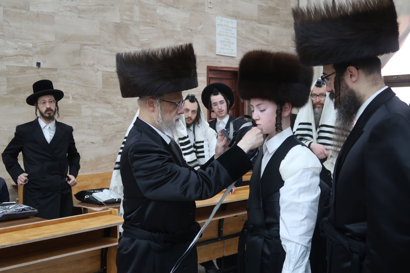 האדמו"ר מסערט ויז'ניץ בהנחת תפילין לנכדו