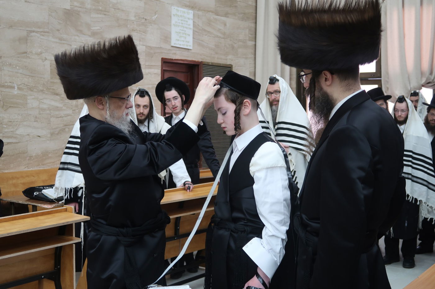 האדמו"ר מסערט ויז'ניץ בהנחת תפילין לנכדו